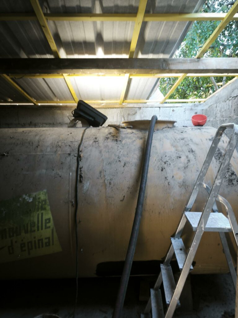 Transformation d'une cuve fioul en récupérateur d'eau de pluie avec la mise en place d'une enveloppe souple faite sur mesure avec l'adaptation du plateau